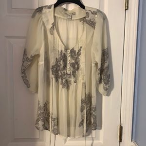 Like new! Sheer top with pattern and 3/4 sleeves